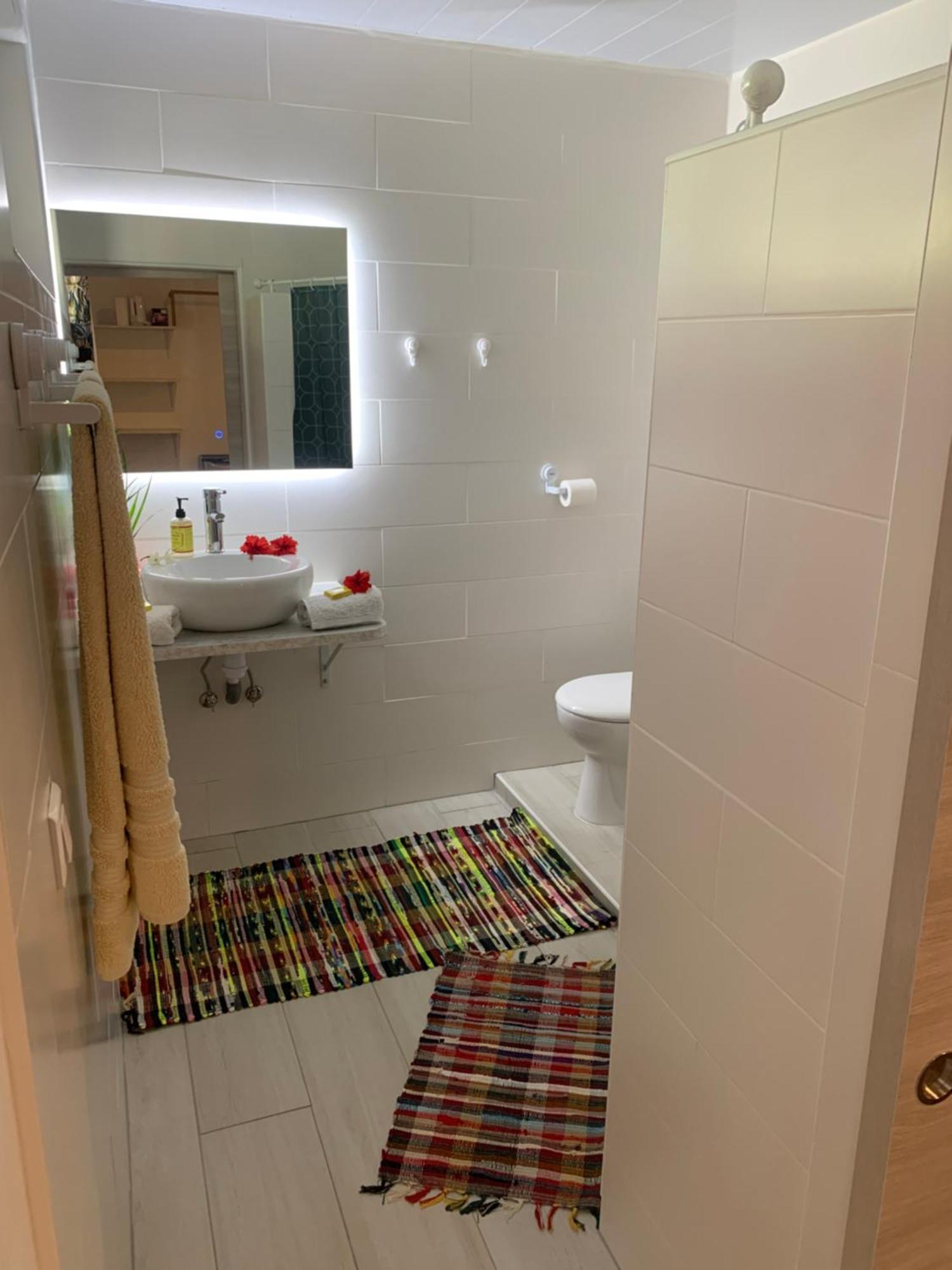 A Tomo Mai Homestay, Close To Airport, Private Bathroom Free Parking And Wifi With High Connection And Breakfast Optional Faaa Kültér fotó